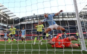 El delantero del City Erling Haaland reaciona tras marcar el gol del triunfo durante el partido que han jugado Manchester City y Southampton FC, en Mánchester,Reino Unido. EFE/EPA/ADAM VAUGHAN