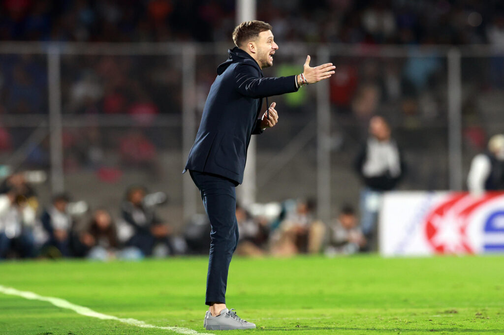 El entrenador de Cruz Azul, el argentino Martín Anselmi, dirige un partido ante Pumas de la Liga MX, en el estadio Olímpico Universitario de Ciudad de México. EFE/Alex Cruz