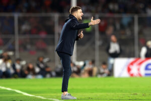 El entrenador de Cruz Azul, el argentino Martín Anselmi, dirige un partido ante Pumas de la Liga MX, en el estadio Olímpico Universitario de Ciudad de México. EFE/Alex Cruz