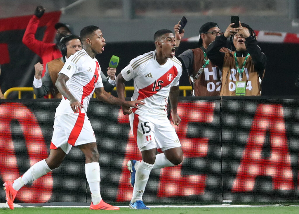Miguel Araujo (d) y Andy Polo de Perú celebran un gol ante Uruguay en un partido de las eliminatorias sudamericanas para el Mundial de 2026. EFE/ Paolo Aguilar