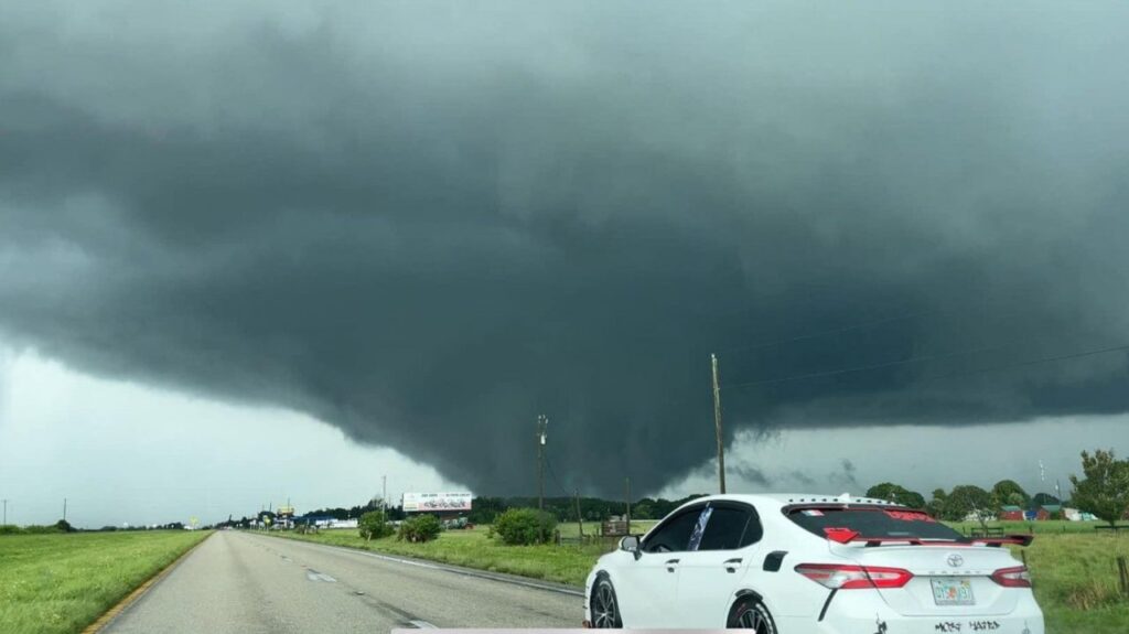 se prepararon para el huracán Milton, pero llegaron los tornados y dejaron seis muertos