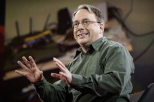 Linus Torvalds ha expulsado a los rusos del desarrollo del kernel Linux. Ahora el país tiene su propio plan