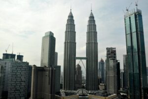 Los cimientos de edificio más profundos del mundo se hunden a 120 metros y sostienen estas dos megatorres
