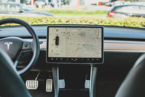 Tesla confía en sus propios conductores para adelantar a Waymo y Cruise y disparar su valor