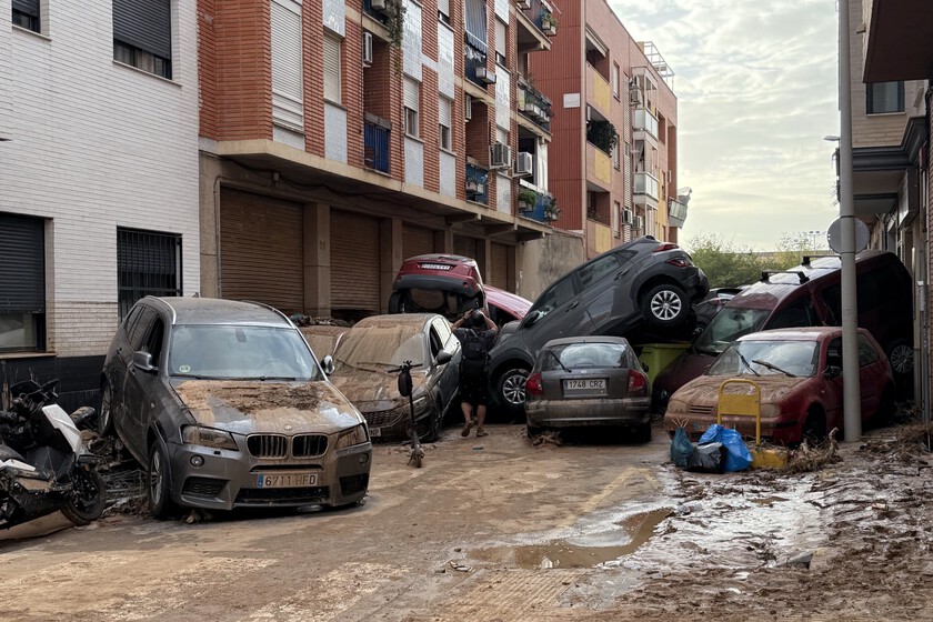 la UV abre un laboratorio gratuito para rescatar recuerdos familiares tras las inundaciones