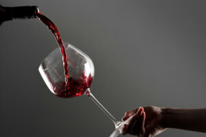 El mundo sigue produciendo mucho vino. El problema no es ese, sino que no hay suficiente gente que se lo beba