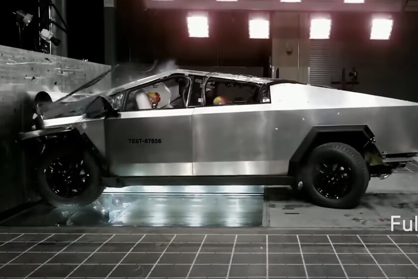 El Tesla Cybertruck prometía ser indestructible y todo indica que lo es. Y también que eso es un gran problema