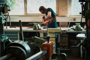 se trabaja lo mismo que hace 40 años, pero en peores empleos