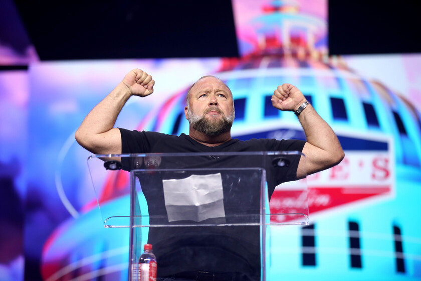 la web satírica ha comprado la plataforma de teorías conspiranoicas InfoWars