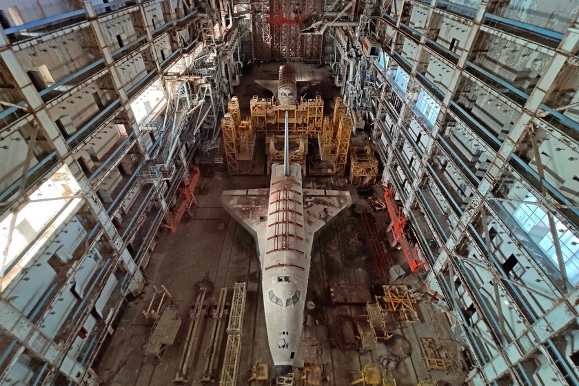 un hangar rodeado de muerte y fascinación
