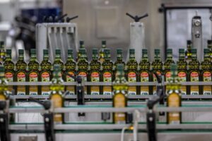 El precio del aceite de oliva ha entrado en caída libre. El único problema es que aún no en los supermercados