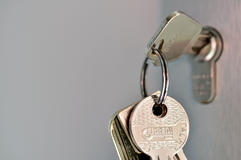 Pocas cosas dan más seguridad que cerrar la puerta de casa con la llave puesta. Es entre inútil y contraproducente