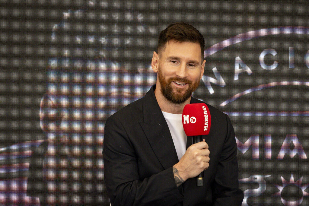 El futbolista argentino Lionel Messi habla durante la ceremonia de entrega del Premio Marca América en el Estadio Chase en Fort Lauderdale, en Florida (Estados Unidos). EFE/ Eva Marie Uzcátegui