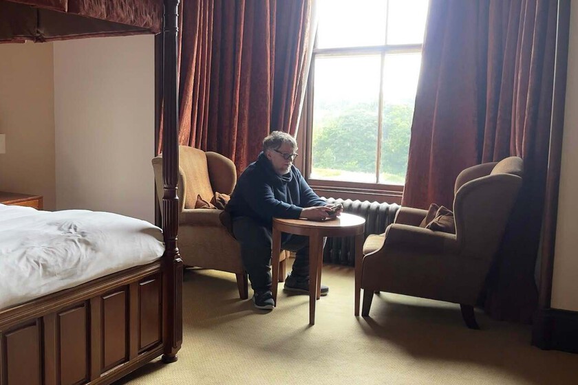 A Guillermo del Toro le encantan las habitaciones de hotel encantadas. En el rodaje de 'Frankenstein' se topó con esta que tenía "más que vibras"
