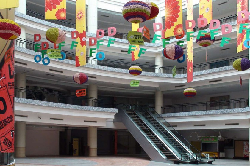 La historia del New South China Mall, el ruinoso centro comercial más grande del mundo que resurgió de sus cenizas