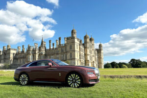 El coche autónomo no repondrá el champán de la nevera, así que Rolls-Royce ha optado por otra solución: una escuela de chóferes