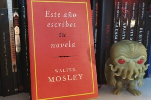 Este libro te promete que escribirás la novela que tienes en la cabeza en un año (y puede que tenga razón)