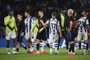Los jugadores de la Real y del Barcelona, al término del partido de LaLiga que Real Sociedad y FC Barcelona han disputado este domingo en el Reale Arena, en San Sebastián. EFE/Juan Herrero