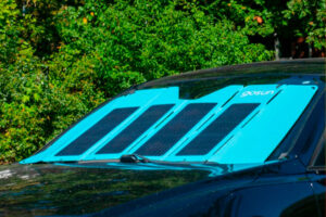 Hay quien se ha propuesto reinventar el parasol del coche con paneles solares. No lo van a tener fácil