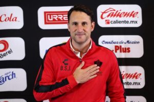 El entrenador español, Beñat San José, posa durante su presentación como nuevo director técnico del equipo mexicano Atlas hoy, en la ciudad Guadalajara, Jalisco (México).