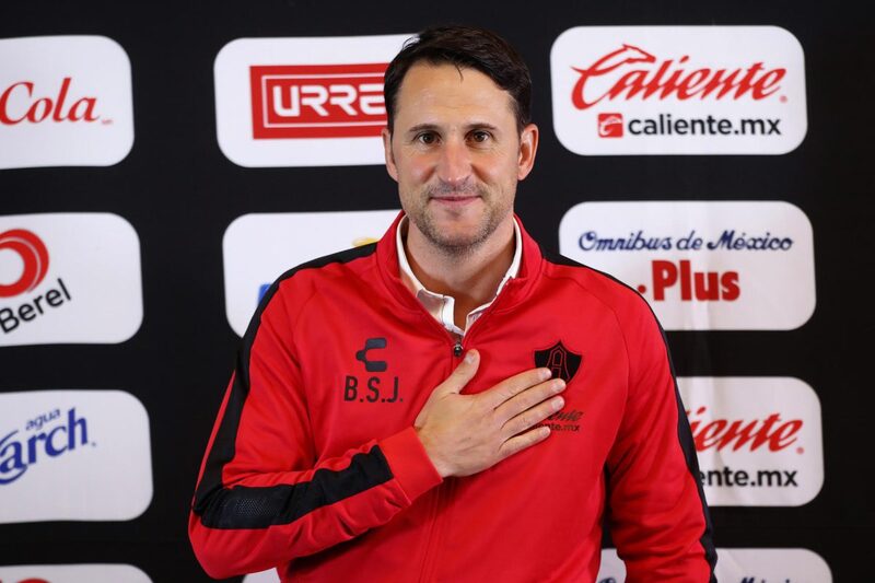 El entrenador español, Beñat San José, posa durante su presentación como nuevo director técnico del equipo mexicano Atlas hoy, en la ciudad Guadalajara, Jalisco (México).