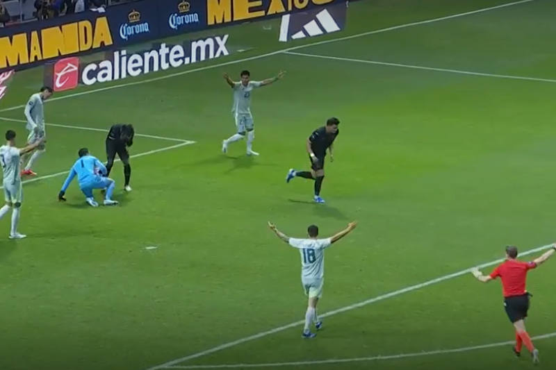 Jugadores desatan bronca en el final del México vs Honduras