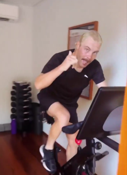 Valtteri Botas, en 11 horas y desde casa, completa el Ironman