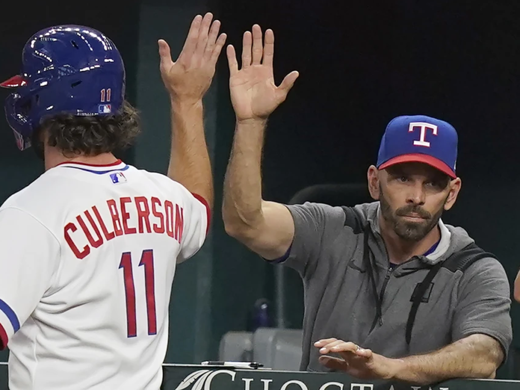 Chris Woodward se une al staff de Dodgers