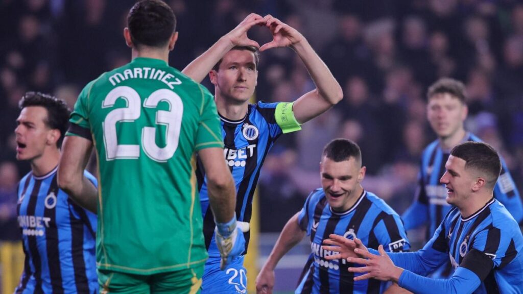 Dibu Martínez y el error que le costó la derrota al Aston Villa