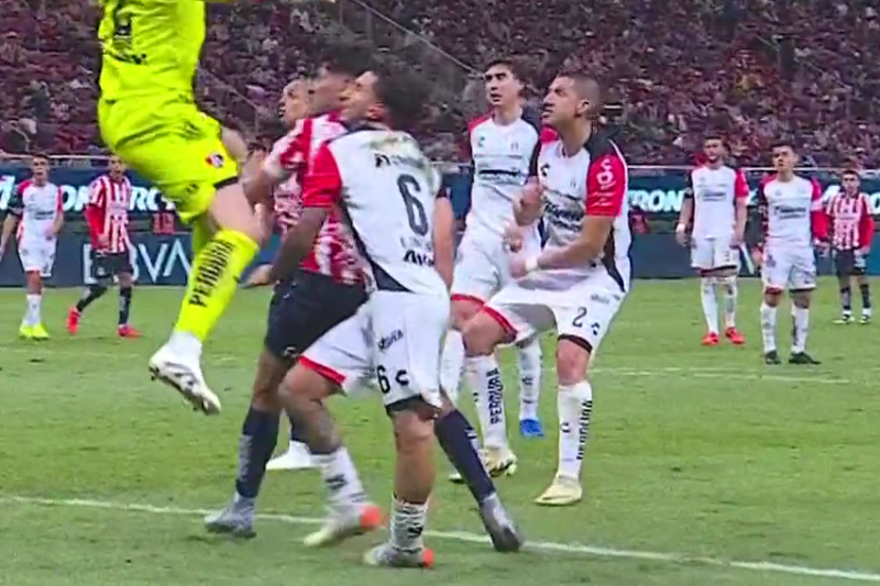Edgar Zaldívar sale lesionado ante las Chivas. (Foto: Captura de pantalla)