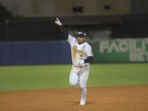 Eduardo Escobar rugió más fuerte en duelo de felinos