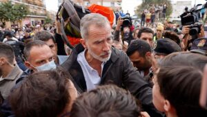 Afectados por DANA gritan "asesinos" a Pedro Sánchez y al Rey de España