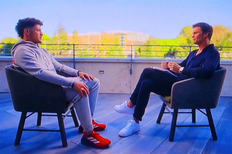 Patrick Mahomes durante una entrevista con Tom Brady