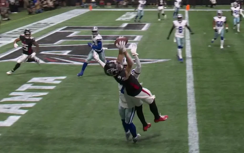 Los Falcons logran su primera anotación en su encuentro cintra Cowboys