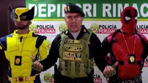 Policías disfrazados de superhéroes atraparon a vendedores de drogas