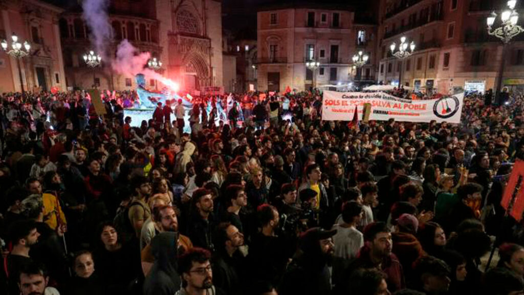 Miles de personas protestan en Valencia para pedir la renuncia del presidente de la Comunidad Autónoma