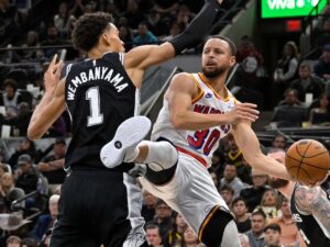 Wembanyama regresó para vencer a Warriors