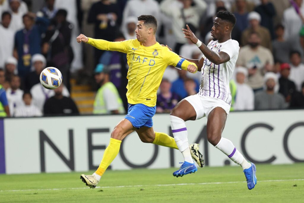 Al Ain (United Arab Emirates), 04/03/2024.- Cristiano Ronaldo (L) of Al-Nassr in action during the first leg quarter final of Asian Champions League between Al-Ain and Al-Nassr in Al-Ain, United Arab Emirates, 04 March 2024. (Liga de Campeones, Emiratos Árabes Unidos) EFE/EPA/ALI HAIDER