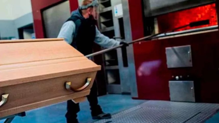 Joven despertó en su ataúd minutos antes de ser cremado: ¿Milagro o mala praxis?