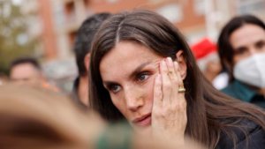 La reina Letizia acaba con lágrimas y la cara llena de barro en la visita de la Casa Real a Valencia