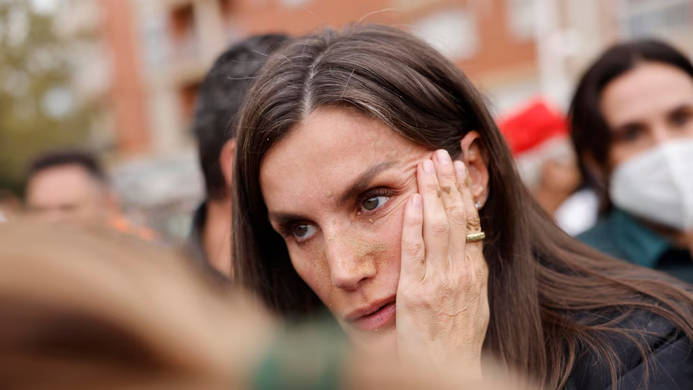 La reina Letizia acaba con lágrimas y la cara llena de barro en la visita de la Casa Real a Valencia