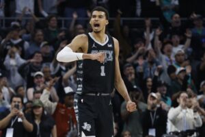 Fotografía de archivo, tomada el pasado 17 de marzo, en la que se registró al francés Victor Wembanyama, pívot estrella de los Spurs de San Antonio, al celebrar una de sus anotaciones durante un partido de la NBA, en Austin (Texas, EE.UU.). EFE/Adam Davis