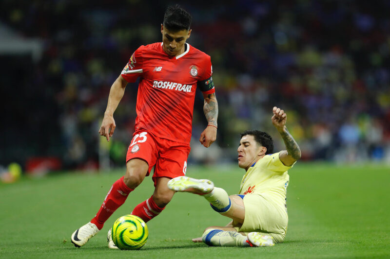 Claudio Baeza (i) de Toluca disputa un balón con Alejandro Zendejas (d) del América. Imagen de archivo. EFE/ Sáshenka Gutiérrez