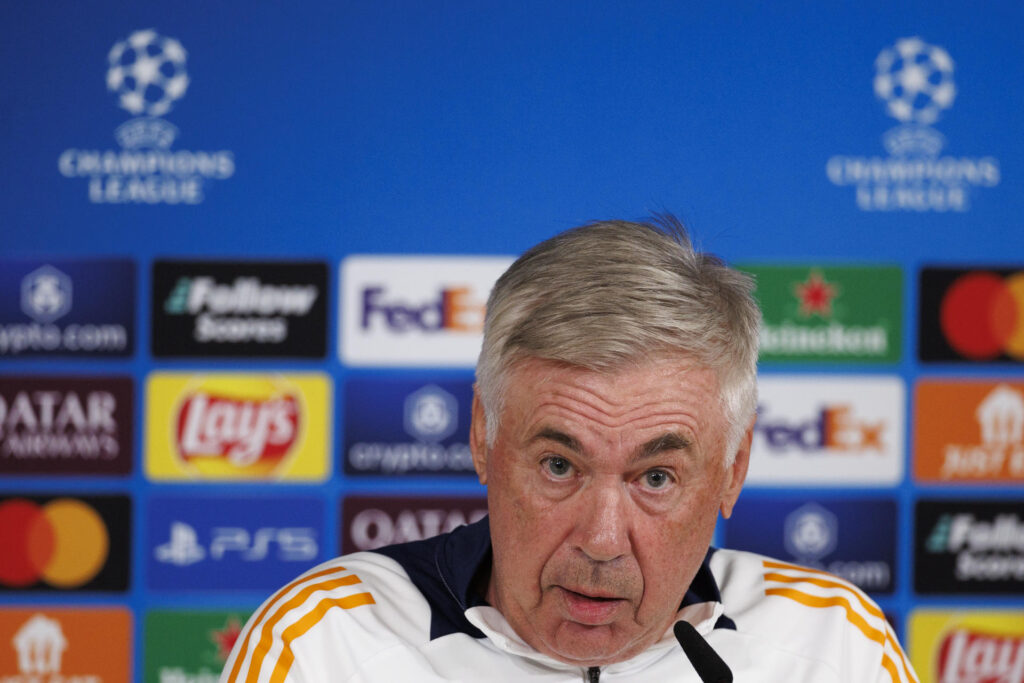 El entrenador del Real Madrid, Carlo Ancelotti, durante la rueda de prensa posterior al entrenamiento del equipo en la Ciudad Deportiva de Valdebebas para preparar el partido de la cuarta jornada de la Liga de Campeones que mañana disputarán frente al AC Milan en el estadio Santiago Bernabéu de Madrid. EFE/Sergio Pérez
