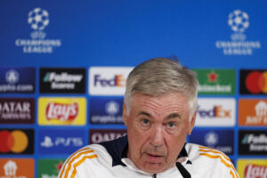 El entrenador del Real Madrid, Carlo Ancelotti, durante la rueda de prensa posterior al entrenamiento del equipo en la Ciudad Deportiva de Valdebebas para preparar el partido de la cuarta jornada de la Liga de Campeones que mañana disputarán frente al AC Milan en el estadio Santiago Bernabéu de Madrid. EFE/Sergio Pérez