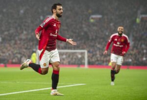 El jugador del United Bruno Fernandes (i) celebra el segundo gol de su equipo durante el partido de la Premier League que han jugado Manchester United y Leicester City, en Manchester, Reino Unido. EFE/EPA/PETER POWELL