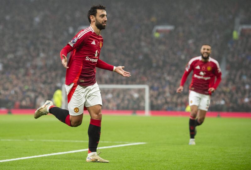 El jugador del United Bruno Fernandes (i) celebra el segundo gol de su equipo durante el partido de la Premier League que han jugado Manchester United y Leicester City, en Manchester, Reino Unido. EFE/EPA/PETER POWELL