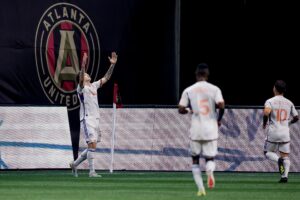 El argentino Luca Orellano (i), centrocampista del FC Cincinnati, fue registrado este sábado, 20 de abril, al celebrar un gol que le anotó al Atlanta United, durante un partido de la MLS, en Atlanta (Georgia, EE.UU.). EFE/Erik S. Lesser