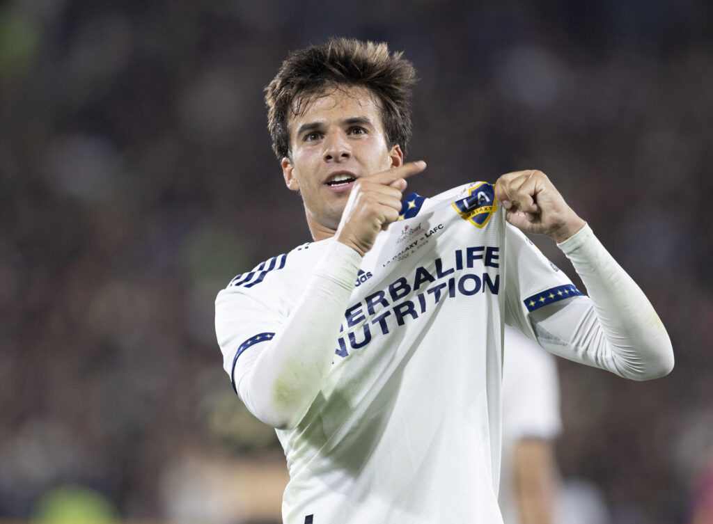 Fotografía de archivo en la que se registró al español Riqui Puig al celebrar uno de sus goles con Los Ángeles Galaxy, durante un partido de la MLS, en el estadio Rose Bowl de Pasadena (California, EE.UU.). Puig anotó el gol del triunfo de su equipo 4-3 sobre losSan José Earthquakes. EFE/Armando Arorizo