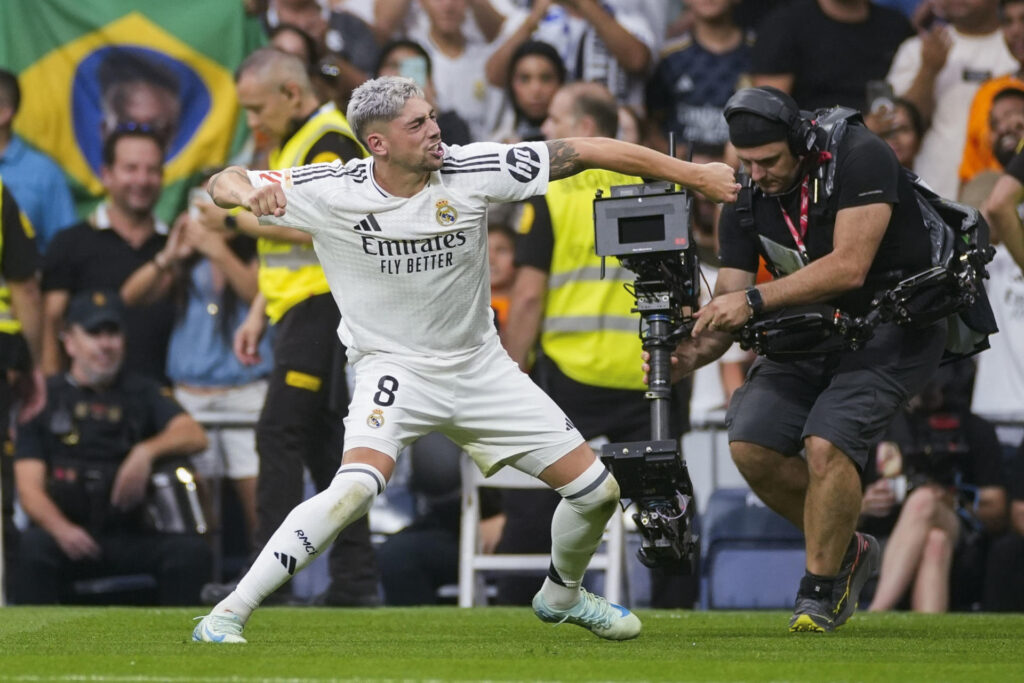 El centrocampista uruguayo del Real Madrid Fede Valverde celebra el gol marcado ante el Real Valladolid durante el partido de la segunda jornada disputado en el estadio Santiago Bernabéu. EFE/Borja Sánchez-Trillo